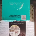 01 RARO  PRATO COLECIONÁVEL DE 1979 EDIÇÃO LIMITADA DE 5000 PEÇAS,PEÇA DE  529 DE 5000 PEÇAS LANÇADAS NA ÉPOCA DA SÉRIE "CHRISTMAS OF YESTERDAY" DE MARVIN NYE, CELEBRANDO O LENHADOR, NATAL DE ONTEM "CHRISTMAS CALL" DO ARTISTA MARVIN NYE, ANO DE 1979, NA CAIXA ORIGINAL, COLEÇÃO KERN. O PRATO ESTÁ EM EXCELENTES CONDIÇÕES. O PRATO ESTÁ NA CAIXA ORIGINAL DESDE A COMPRA. O TAMANHO DO PRATO É DE APROXIMADAMENTE 21 CM DE DIÂMETRO. O SUPORTE DO PRATO NÃO ESTÁ INCLUÍDO. ITEM COMPRADO EM GARAGENS DE ANTIGUIDADES NOS EUA. (NO ESTADO) ATENÇÃO! FAZER A VISITAÇÃO ANTES DE ARREMATAR, NÃO SABEMOS SE FUNCIONA, LEILÃO NÃO TEM GARANTIA E NEM DEVOLUÇÃO, SUJEITO A POSSÍVEIS AVARIAS VISÍVEIS/OCULTAS E/OU AUSÊNCIA DE COMPONENTES.