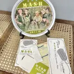 01 LINDO PRATO DE COLECIONADOR MASH 4077ª EDIÇÃO ÚLTIMA TEMPORADA DA SÉRIE DE TELEVISÃO MASH, LIMITADA NA CAIXA ORIGINAL. COM  21,5 CM DE DIÂMETRO, FABRICADO EM 1982 PELA ROYAL ORLEANS PARA A TWENTIETH CENTURY-FOX. UM PRATO MUITO BONITO. NO VERSO, HÁ UMA LISTA COM O NOME DOS ATORES. DISTRIBUÍDO EXCLUSIVAMENTE PELA ROYAL ORLEANS, NOVA ORLEANS, LA. COM CERTIFICADO DE AUTENTICIDADE E DOCUMENTOS. ITEM COMPRADO E GARAGENS DE ANTIGUIDADES NOS EUA. SUPORTE PARA PRATO NÃO INCLUÍDO NESTA VENDA. (NO ESTADO) ATENÇÃO! FAZER A VISITAÇÃO ANTES DE ARREMATAR, NÃO SABEMOS SE FUNCIONA, LEILÃO NÃO TEM GARANTIA E NEM DEVOLUÇÃO, SUJEITO A POSSÍVEIS AVARIAS VISÍVEIS/OCULTAS E/OU AUSÊNCIA DE COMPONENTES.