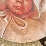 01 PRATO COLECIONÁVEL "AMY" DE MARILYN ZAPP, DE 1983, DA BRENTWOOD FINE ARTS. ESTE PRATO FOI CRIADO A PARTIR DE UMA OBRA DE ARTE ORIGINAL DE MARILYN ZAPP. EDIÇÃO NUMERADA, 2873 EXEMPLARES/12.500 SENDO LANÇADAS APENAS 10 MIL EXEMPLARES NOS EUA E 25,00EXEMPLARES LAÇADOS NO CANADA NA DÉCADA DE 80. MEDE 21,8 CM DE DIÂMETRO.  ITEM COMPRADO EM GARAGENS DE ANTIGUIDADES NOS EUA. SUPORTE PARA PRATO NÃO INCLUÍDO NESTA VENDA. (NO ESTADO) ATENÇÃO! FAZER A VISITAÇÃO ANTES DE ARREMATAR, NÃO SABEMOS SE FUNCIONA, LEILÃO NÃO TEM GARANTIA E NEM DEVOLUÇÃO, SUJEITO A POSSÍVEIS AVARIAS VISÍVEIS/OCULTAS E/OU AUSÊNCIA DE COMPONENTES.