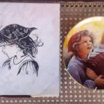 01 PRATO DE COLECIONADOR VINTAGE REACHING TOGETHER POR SUE ETEM 1982 EDIÇÃO LIMITADA APENAS 40 MIL LANÇADOS NOS EUA. PRATO DE NUMERO 3487 RARA POUCAS DELAS EM ANTIQUÁRIOS NOS EUA. ASSINADO PELO ARTISTA 1982, PRATO AMERICAN LEGACY REACHING TOGETHER SU ETE. ESTE BELO PRATO DE COLECIONADOR UM ITEM ESSENCIAL PARA QUALQUER COLECIONADOR SÉRIO. COM UM DESIGN MULTICOLORIDO E TEMA DE PESSOAS, ESTE PRATO É PERFEITO PARA TODAS AS OCASIÕES. FEITO DE PORCELANA DE OSSO, COM 21 CM DE DIÂMETRO. É UM ITEM VINTAGE DO FINAL DO SÉCULO XX E ASSINADO PELA ARTISTA SU ETEM, COM O NÚMERO DE PRODUÇÃO 27390. FAZ PARTE DA LINHA DE PRODUTOS AMERICAN LEGACY E FOI PRODUZIDO NA CALIFÓRNIA NA DÉCADA DE 1980. PERFEITO PARA QUALQUER DECORAÇÃO. O PRATO É UM EXEMPLO DO ESTILO E DA TÉCNICA DE PRODUÇÃO EM CERÂMICA ARTÍSTICA. ESTE ITEM É UMA ÓTIMA REPRESENTAÇÃO DA CULTURA E HISTÓRIA AMERICANAS. PEÇA FOI ENCONTRADA EM UM ARMÁRIO DURANTE A VENDA DE UMA PROPRIEDADE, APÓS MUITOS ANOS GUARDADA.  CAIXA ORIGINAL E CERTIFICADO DE AUTENTICIDADE DA PEÇA.  SUPORTE PARA PRATO NÃO INCLUÍDO NESTA VENDA. (NO ESTADO) ATENÇÃO! FAZER A VISITAÇÃO ANTES DE ARREMATAR, NÃO SABEMOS SE FUNCIONA, LEILÃO NÃO TEM GARANTIA E NEM DEVOLUÇÃO, SUJEITO A POSSÍVEIS AVARIAS VISÍVEIS/OCULTAS E/OU AUSÊNCIA DE COMPONENTES.