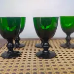 01  LOTE COM BELÍSSIMAS TAÇAS DE PÉ ALTAS PARA VINHO, IMPORTADAS EXECUTADAS LOTE COM 5 TAÇAS NA TONALIDADE VERDE ESMERALDA 10 CM X 6,5 CM. (NO ESTADO) ATENÇÃO! FAZER A VISITAÇÃO ANTES DE ARREMATAR, NÃO SABEMOS SE FUNCIONA, LEILÃO NÃO TEM GARANTIA E NEM DEVOLUÇÃO, SUJEITO A POSSÍVEIS AVARIAS VISÍVEIS/OCULTAS E/OU AUSÊNCIA DE COMPONENTES.