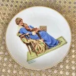 01 PRATO DE COLECIONADOR INTITULADO "HORA DE DORMIR" É INSPIRADO NA OBRA DE NORMAN ROCKWELL E FAZ PARTE DA MARCA MUSEUM COLLECTIONS INC. APRESENTA UM DESIGN CHARMOSO QUE RETRATA A ROTINA DA HORA DE DORMIR DE UMA CRIANÇA, COM UM TOQUE VINTAGE QUE O TORNA PERFEITO PARA TODAS AS OCASIÕES. O PRATO TEM 16 CM DE DIÂMETRO. ESTE ITEM FOI FABRICADO NO JAPÃO DURANTE A DÉCADA DE 1980 E É UM ÓTIMO COMPLEMENTO PARA QUALQUER COLEÇÃO DE ITENS DECORATIVOS COLECIONÁVEIS. O TEMA DO PRATO É A HORA DE DORMIR, E É PERFEITO PARA QUEM APRECIA A CULTURA AMERICANA E ITENS VINTAGE. SUPORTE DO PRATO NÃO ESTÁ INCLUÍDO. ITEM COMPRADO EM GARAGENS DE ANTIGUIDADES NOS EUA. (NO ESTADO) ATENÇÃO! FAZER A VISITAÇÃO ANTES DE ARREMATAR, NÃO SABEMOS SE FUNCIONA, LEILÃO NÃO TEM GARANTIA E NEM DEVOLUÇÃO, SUJEITO A POSSÍVEIS AVARIAS VISÍVEIS/OCULTAS E/OU AUSÊNCIA DE COMPONENTES.