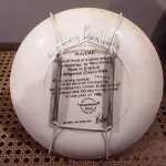 01 PRATO WEDGWOOD "PLAYTIME" MARY VICKERS "MY MEMORIES", DE 1982, FABRICADO NA INGLATERRA, COM 20 CM ESTE É UM PRATO VINTAGE DE COLECIONADOR DE 1982 MUITO CHARMOSO. "PLAYTIME", EM PORTUGUES "HORA DE BRINCAR"A SEGUNDA EDIÇÃO DE UMA SÉRIE INTITULADA "MY MEMORIES", DE MARY VICKERS.  LIMITADO A 100 DIAS DE PRODUÇÃO E LOGO FECHADDA A FABRICAÇAO PRATA DE NUMERO 1508H ANTERIORMENTE ESTIMADO. SEM DANOS NOTÁVEIS, MAS PODE APRESENTAR ALGUM DESGASTE TÍPICO. EM EXCELENTE ESTADO, POSSUI A CAIXA ORIGINAL CERTIFICADO DE AUTENTICIDADE E OS DOCUMENTOS. O SUPORTE DO PRATO NÃO ESTÁ INCLUÍDO. PEÇA COMPRADA EM GARAGEM DE ANTIGUIDADES NOS EUA. (NO ESTADO) ATENÇÃO! FAZER A VISITAÇÃO ANTES DE ARREMATAR, NÃO SABEMOS SE FUNCIONA, LEILÃO NÃO TEM GARANTIA E NEM DEVOLUÇÃO, SUJEITO A POSSÍVEIS AVARIAS VISÍVEIS/OCULTAS E/OU AUSÊNCIA DE COMPONENTES.