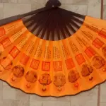 01 LEQUE JAPÓNES ANTIGO GUARDADO A ANOS EM ÓTIMO ESTADO COM 32CM DE COMPRIMENTO. (NO ESTADO) ATENÇÃO! FAZER A VISITAÇÃO ANTES DE ARREMATAR, NÃO SABEMOS SE FUNCIONA, LEILÃO NÃO TEM GARANTIA E NEM DEVOLUÇÃO, SUJEITO A POSSÍVEIS AVARIAS VISÍVEIS/OCULTAS E/OU AUSÊNCIA DE COMPONENTES.