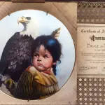 01 PRATO DE COLECIONADOR RECONFORTANTE VEM EM SUA CAIXA ORIGINAL COM CERTIFICADO ORIGINAL DE AUTENTICIDADE E DOCUMENTAÇÃO. ADORO A EXPRESSÃO NO ROSTO DA CRIANÇA, ELA PERSONIFICA PLENAMENTE A CORAGEM E A RESILIÊNCIA, LINDA."BRAVE AND FREE" "EM PORTUGUES CORAJOSO E LIVRE" DE GREGORY PERILLO FOI A PRIMEIRA EDIÇÃO DO PRIDE OF AMERICA'S INDIANS "UMA COLEÇÃO DE OITO PRATOS DE PORCELANA REPRESENTANDO CRIANÇAS INDÍGENAS NORTE-AMERICANAS". ESTA EDIÇÃO LIMITADA DE 1986 DUROU 10 DIAS DE QUEIMA, PRODUZIDA PELA VAGUE SHADOWS AND ARTAFFECTS LTD. NUMERADA 2945 N. COM 21,5 DE DIÂMETRO, BORDADA EM OURO 24K,PRATO DE NUMERO 3553I ASSINADA NA FRENTE, CARIMBADA E NUMERADA À MÃO.PEÇA COMPRADA EM GARAGEM DE ANTIGUIDADES NOS EUA. “SUPORTE PARA PRATO NÃO INCLUÍDO NESTA VENDA.” . (NO ESTADO) ATENÇÃO! FAZER A VISITAÇÃO ANTES DE ARREMATAR, NÃO SABEMOS SE FUNCIONA, LEILÃO NÃO TEM GARANTIA E NEM DEVOLUÇÃO, SUJEITO A POSSÍVEIS AVARIAS VISÍVEIS/OCULTAS E/OU AUSÊNCIA DE COMPONENTES.