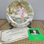 01 PRATO DE COLECIONADOR SÉRIE PARECE QUE FOI ONTEM "SEEMS LIKE YESTERDAY" "EM PORTUGUES PARECE QUE FOI ONTEM"" PRODUZIDA EM EDIÇÃO LIMITADA POR APENAS 10 DIAS DE DISTRIBUIÇÃO E LOGO FECHADO PARA SEMPRE. PRATO DE NUMERO 6219C .PLACA DE COLECIONADOR B0Y RUSTY MONEY ESSA PEÇA FOI AUTOGRAFADA À MÃO PELO ARTISTA NA EPOCA DE LANÇAMENTO DOS PRATOS NOS EUA EM 30/03/1983. APRESENTA UMA CENA IT"" DA RUSTY MONEY, 3ª EDIÇÃO. E FOI FABRICADO ENTRE 1980 E 1989. É PERFEITO PARA COLECIONADORES DE ITENS DECORATIVOS AMERICANOS, ESPECIALMENTE PARA AQUELES INTERESSADOS EM PRATOS DE COLECIONADOR. EMITIDO PELA RJ ERNST ENTERPRISES. ACOMPANHA O CERTIFICADO DE AUTENTICIDADE NA CAIXA ORIGINAL. COM 22 CM DE DIÂMETRO. PEÇA COMPRADA EM GARAGEM DE ANTIGUIDADES NOS EUA. “SUPORTE PARA PRATO NÃO INCLUÍDO NESTA VENDA.” . (NO ESTADO) ATENÇÃO! FAZER A VISITAÇÃO ANTES DE ARREMATAR, NÃO SABEMOS SE FUNCIONA, LEILÃO NÃO TEM GARANTIA E NEM DEVOLUÇÃO, SUJEITO A POSSÍVEIS AVARIAS VISÍVEIS/OCULTAS E/OU AUSÊNCIA DE COMPONENTES.