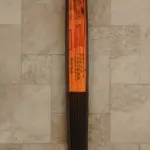 01 LEQUE JAPÓNES ANTIGO GUARDADO A ANOS EM ÓTIMO ESTADO COM 32CM DE COMPRIMENTO. (NO ESTADO) ATENÇÃO! FAZER A VISITAÇÃO ANTES DE ARREMATAR, NÃO SABEMOS SE FUNCIONA, LEILÃO NÃO TEM GARANTIA E NEM DEVOLUÇÃO, SUJEITO A POSSÍVEIS AVARIAS VISÍVEIS/OCULTAS E/OU AUSÊNCIA DE COMPONENTES.