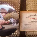 01 PRATO DE COLECIONADOR "MOMENTOS ESPECIAIS" "ENOUGH FOR TWO" DE LUCELLE RAAD, 1983. PRATO DE PORCELANA "ENOUGH FOR TWO". TERCEIRA EDIÇÃO DA SÉRIE "MOMENTOS ESPECIAIS". "ENOUGH FOR TWO" DE LUCELLE RAAD. EDIÇÃO LIMITADA A 12.500 UNIDADES EM TODO O MUNDO. NÚMERO DO PRATO: 512. COM 21 CM DE DIAMETRO . TERCEIRO DA SÉRIE "MOMENTOS ESPECIAIS". MENINO COMPARTILHANDO SUA CASQUINHA DE SORVETE COM UM GATINHO. EXCELENTE ESTADO DE USO. SEM LASCAS OU RACHADURAS. VEM NA CAIXA ORIGINAL, COM CERTIFICADO DE AUTENTICIDADE.SUPORTE PARA PRATO NÃO INCLUÍDO NESTA VENDA. (NO ESTADO) ATENÇÃO! FAZER A VISITAÇÃO ANTES DE ARREMATAR, NÃO SABEMOS SE FUNCIONA, LEILÃO NÃO TEM GARANTIA E NEM DEVOLUÇÃO, SUJEITO A POSSÍVEIS AVARIAS VISÍVEIS/OCULTAS E/OU AUSÊNCIA DE COMPONENTES.