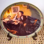 01 PRATO SONHO DE UM JOVEM, QUINTO NA SÉRIE ROCKWELL AMERICAN DREAM, PRATO DE EXPOSIÇÃO VINTAGE, 1986,PLACA DA EDWIN KNOWLES CHINA COMPANY, NÚMERO 14027B  GUARDADO A ANOS.CAIXA ORIGINAL + CERTIFICADO DE AUTORIZAÇÃO + BROCHURA INFORMATIVA PARA ESTA PLACA DE COLECIONADOR DA SÉRIE DE PLACAS DA COLEÇÃO ROCKWELL'S AMERICAN DREAM (BRADFORD EXCHANGE) DO ARTISTA NORMAN ROCKWELL. THE EDWARD M. KNOWLES CHINA COMPANY. ROCKWELL SOCIETY OF AMERICA. AS EDIÇÕES FORAM LIMITADAS A UM MÁXIMO DE 150 DIAS DE QUEIMA. A PLACA ESTÁ EM PERFEITAS CONDIÇÕES, SEM USO E SEM EXPOSIÇÃO. COM  21 CM DE DIÂMETRO. 1986. BRADEX Nº 84-R70-7.5 ARTISTA: NORMAN ROCKWELL. ITEM COMPRADO EM GARAGENS DOS EUA. COM CERTIFICADO DE AUTENTICIDADE E SELO DE ORIGINALIDADE NO PRATO.O SUPORTE DO PRATO NÃO ESTÁ INCLUÍDO. (NO ESTADO) ATENÇÃO! FAZER A VISITAÇÃO ANTES DE ARREMATAR, NÃO SABEMOS SE FUNCIONA, LEILÃO NÃO TEM GARANTIA E NEM DEVOLUÇÃO, SUJEITO A POSSÍVEIS AVARIAS VISÍVEIS/OCULTAS E/OU AUSÊNCIA DE COMPONENTES.