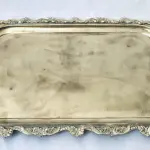 01 LINDA E TRABALHADA BANDEJA EM METAL COM BORDA TRABALHADA E DUAS ALÇAS LATERAIS. MED. 58X32 CM. (NO ESTADO) ATENÇÃO! FAZER A VISITAÇÃO ANTES DE ARREMATAR, NÃO SABEMOS SE FUNCIONA, LEILÃO NÃO TEM GARANTIA E NEM DEVOLUÇÃO, SUJEITO A POSSÍVEIS AVARIAS VISÍVEIS/OCULTAS E/OU AUSÊNCIA DE COMPONENTES.