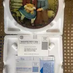 01 PRATO DE PORCELANA VINTAGE BRADFORD EXCHANGE DE 1995, COLECIONADOR, COMO NOVO, SISTERS ARE BLOSSOMS, KINDRED MOMENTS,NUMERADO 2344 A. ESTE BELO PRATO DE COLECIONADOR INTITULADO "SISTERS ARE BLOSSOMS" DE CHANTAL POULIN É UMA PEÇA DE ÉPOCA DO FINAL DO SÉCULO XX. FEITO DE PORCELANA COM UM DESIGN MULTICOLORIDO, ESTE PRATO É UM COMPLEMENTO PERFEITO PARA QUALQUER COLEÇÃO DECORATIVA. O PRATO FOI PRODUZIDO COM TÉCNICAS DE CERÂMICA NOS ESTADOS UNIDOS E É VINTAGE, SEM MODIFICAÇÕES. A BRADFORD EXCHANGE PRODUZIU ESTE PRATO COM UM ESTILO DE PRODUÇÃO DE CERÂMICA ARTÍSTICA. ESTE PRATO É PERFEITO PARA COLECIONADORES DE ITENS DECORATIVOS E É UM ITEM ESSENCIAL PARA QUEM APRECIA A BELEZA DE PRATOS VINTAGE. CAIXA ORIGINAL E CERTIFICADO DE AUTENTICIDADE DA PEÇA  O PRATO MEDE 21,5 CM DE DIÂMETRO.   ITEM COMPRADO EM GARAGENS DE ANTIGUIDADES NOS EUA.SUPORTE PARA PRATO NÃO INCLUÍDO NESTA VENDA. (NO ESTADO) ATENÇÃO! FAZER A VISITAÇÃO ANTES DE ARREMATAR, NÃO SABEMOS SE FUNCIONA, LEILÃO NÃO TEM GARANTIA E NEM DEVOLUÇÃO, SUJEITO A POSSÍVEIS AVARIAS VISÍVEIS/OCULTAS E/OU AUSÊNCIA DE COMPONENTES.