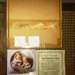 01 RARO PRATO DA COLEÇÃO HAMILTON - A ORAÇÃO DO SENHOR "VENHA O TEU REINO" 2ª EDIÇÃO PRATO/1986, CARIMBA, TRADICIONAL, PORCELANA FINA, ALTO BRILHO, CARIMBADA E NUMERADA NO VERSO. MEDE 21,8 CM DE DIÂMETRO, VÁRIAS CORES COM 2 MENINAS VESTIDAS DE ANJOS COM AURÉOLAS. COM CAIXA ORIGINAL E CERTIFICADO DE AUTENTICIDADE, PRATO DE NUMERO  030IL LIMITADO A 10 DIAS DE VENDAS E LOGO EM SEGUIDA FOI ENCERRADAS AS VCENDAS NOS EUAS NO ANO DE 1986.EM EXCELENTE ESTADO, POSSUI A CAIXA ORIGINAL E OS DOCUMENTOS. O SUPORTE DO PRATO NÃO ESTÁ INCLUÍDO. PEÇA COMPRADA EM GARAGEM DE ANTIGUIDADES NOS EUA. SUPORTE PARA PRATO NÃO INCLUÍDO NESTA VENDA. (NO ESTADO) ATENÇÃO! FAZER A VISITAÇÃO ANTES DE ARREMATAR, NÃO SABEMOS SE FUNCIONA, LEILÃO NÃO TEM GARANTIA E NEM DEVOLUÇÃO, SUJEITO A POSSÍVEIS AVARIAS VISÍVEIS/OCULTAS E/OU AUSÊNCIA DE COMPONENTES.