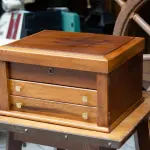 01 BELA CAIXA PARA FAQUEIRO EM MADEIRA COM 03 PARTIÇÕES SENDO 02 GAVETAS E 01 TAMPA SUPERIOR LINDA SUPER CONSERVADA PUXADORES EM METAL. COM 53X44X30. (NO ESTADO) ATENÇÃO! FAZER A VISITAÇÃO ANTES DE ARREMATAR, NÃO SABEMOS SE FUNCIONA, LEILÃO NÃO TEM GARANTIA E NEM DEVOLUÇÃO, SUJEITO A POSSÍVEIS AVARIAS VISÍVEIS/OCULTAS E/OU AUSÊNCIA DE COMPONENTES.