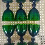 01 LOTE COM BELÍSSIMAS TAÇAS DE PÉ ALTAS PARA VINHO, IMPORTADAS EXECUTADAS LOTE COM 6 TAÇAS NA TONALIDADE VERDE ESMERALDA 10 CM X 6,5 CM.  (NO ESTADO) ATENÇÃO! FAZER A VISITAÇÃO ANTES DE ARREMATAR, NÃO SABEMOS SE FUNCIONA, LEILÃO NÃO TEM GARANTIA E NEM DEVOLUÇÃO, SUJEITO A POSSÍVEIS AVARIAS VISÍVEIS/OCULTAS E/OU AUSÊNCIA DE COMPONENTES.