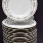 15 PRATOS IMPORTADOS DO JAPÃO DE PORCELANA DA CONHECIDA MARCA BEM FAMOSA PELO MUNDO NOTITAKE JAPONESA  PARA SOBREMESA.  DIÂMETRO 21 CM.SUPORTE DO PRATO NÃO ESTÁ INCLUÍDO. (NO ESTADO) ATENÇÃO! FAZER A VISITAÇÃO ANTES DE ARREMATAR, NÃO SABEMOS SE FUNCIONA, LEILÃO NÃO TEM GARANTIA E NEM DEVOLUÇÃO, SUJEITO A POSSÍVEIS AVARIAS VISÍVEIS/OCULTAS E/OU AUSÊNCIA DE COMPONENTES.