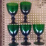 01  LOTE COM BELÍSSIMAS TAÇAS DE PÉ ALTAS PARA VINHO, IMPORTADAS EXECUTADAS LOTE COM 5 TAÇAS NA TONALIDADE VERDE ESMERALDA 10 CM X 6,5 CM. (NO ESTADO) ATENÇÃO! FAZER A VISITAÇÃO ANTES DE ARREMATAR, NÃO SABEMOS SE FUNCIONA, LEILÃO NÃO TEM GARANTIA E NEM DEVOLUÇÃO, SUJEITO A POSSÍVEIS AVARIAS VISÍVEIS/OCULTAS E/OU AUSÊNCIA DE COMPONENTES.