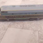 01 LOCOMOTIVA A DIESEL ATHEARN HO-GAUGE CANADIAN NATIONAL EMD F7. ITEM COMPRADO EM GARAGENS DE ANTIGUIDADES NOS EUA. (NO ESTADO) ATENÇÃO! FAZER A VISITAÇÃO ANTES DE ARREMATAR, NÃO SABEMOS SE FUNCIONA, LEILÃO NÃO TEM GARANTIA E NEM DEVOLUÇÃO, SUJEITO A POSSÍVEIS AVARIAS VISÍVEIS/OCULTAS E/OU AUSÊNCIA DE COMPONENTES.