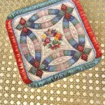 01 PRATO DE COLEÇÃO DA COLCHA CHERISHED TRADITIONS THE WEDDING RING "ALIANÇA DE CASAMENTO" MARY ANN LASHER 1º DA SÉRIE COM 17,5 CM DE DIÂMETRO,EDIÇÃO LIMITADA, DESENHADO POR MARY ANN LASHER. UMA ALEGRE ALIANÇA DUPLA ENVOLVE UM BUQUÊ COLORIDO DE FLORES NESTE DESIGN DE PORCELANA. UMA EDIÇÃO ESTRITAMENTE LIMITADA A 150 DIAS DE QUEIMA NOS EUA. ITEM FOI ENCONTRADO EM UM ARMÁRIO DURANTE A VENDA DE UMA PROPRIEDADE NOS EUA APÓS MUITOS ANOS GUARDADOS.  CAIXA “ORIGINAL E COM CERTIFICADO DE AUTENTICIDADE,SUPORTE PARA PRATO NÃO INCLUÍDO NESTA VENDA. (NO ESTADO) ATENÇÃO! FAZER A VISITAÇÃO ANTES DE ARREMATAR, NÃO SABEMOS SE FUNCIONA, LEILÃO NÃO TEM GARANTIA E NEM DEVOLUÇÃO, SUJEITO A POSSÍVEIS AVARIAS VISÍVEIS/OCULTAS E/OU AUSÊNCIA DE COMPONENTES.