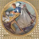 01 PRATO DE COLECIONADOR VINTAGE NORMAN ROCKWELL "WORKING IN THE KITCHEN" "EM PORTUGUES TRABALHANDO NA COZINHA", EDIÇÃO 9 DA COLEÇÃO 'MULHERES REDESCOBERTAS DE ROCKWELL'.A ARTISTA MAIS AMADA DOS ESTADOS UNIDOS APRESENTA UMA SÉRIE INTITULADA "MULHERES REDESCOBERTAS DE ROCKWELL". ESTA É A NONA EDIÇÃO DA SÉRIE “TRABALHANDO NA COZINHA”.PRATO DE NUMERO 1511 B DA EDIÇÃO LIMITADA. EDWIN M, KNOWLES FINE CHINA, NÚMERO BRADEX 84-R70-4.9. COM CERTIFICADO DE AUTENTICIDADE E HISTÓRICO ESCRITO DA IMAGEM DA PLACA INCLUÍDOS. COM DIÂMETRO DE 21 CM CAIXA ORIGINAL. PRATO COM NOTA FISCAL DA ÉPOCA COMPRADO EM 13/09/1983.EM EXCELENTE ESTADO. O SUPORTE DO PRATO NÃO ESTÁ INCLUÍDO. PEÇA COMPRADA EM GARAGEM DE ANTIGUIDADES NOS EUA. SUPORTE PARA PRATO NÃO INCLUÍDO NESTA VENDA. (NO ESTADO) ATENÇÃO! FAZER A VISITAÇÃO ANTES DE ARREMATAR, NÃO SABEMOS SE FUNCIONA, LEILÃO NÃO TEM GARANTIA E NEM DEVOLUÇÃO, SUJEITO A POSSÍVEIS AVARIAS VISÍVEIS/OCULTAS E/OU AUSÊNCIA DE COMPONENTES.