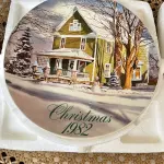 01 LINDO PRATO DE NATAL DA SMUCKER'S COM 21 ,5 FAZIA PARTE DE UMA SÉRIE PARA COLECIONADORES E ERA INCLUÍDO EM UM PACOTE ANUAL DE PRESENTES DE NATAL CONTENDO UMA VARIEDADE DE GELEIAS E COMPOTAS DA SMUCKER'S. DAVID PROJETOU SEU PRIMEIRO PRATO PARA A SMUCKER'S EM 1972, COM OS PRIMEIROS DEZ PRATOS APRESENTANDO CENAS NATALINAS DE TODOS OS LUGARES, INCLUINDO A WILLIAMSBURG COLONIAL, A FILADÉLFIA HISTÓRICA, O VALE DO MISSISSIPPI E ATÉ MESMO A SUÍÇA. NO ENTANTO, A PARTIR DE 1982, A ARTE DE DAVID PARA A SÉRIE DE PRATOS RETRATAVA PRÉDIOS HISTÓRICOS E CENÁRIOS RURAIS DURANTE A TEMPORADA DE FÉRIAS EM TODO O ESTADO DE OHIO, SEDE DA SMUCKER COMPANY. AO LONGO DOS ANOS, MUITOS PRATOS DE NATAL CAPTURARAM A AUTENTICIDADE E O ESPÍRITO NATALINO DA COMUNIDADE DA SMUCKER'S, APRESENTANDO LOCAIS DENTRO E AO REDOR DA CIDADE DE ORRVILLE, SEDE DA EMPRESA, E OUTRAS PARTES DO CONDADO DE WAYNE. APÓS CINQUENTA ANOS, DAVID COMPLETOU ESTA SÉRIE COM UM PRATO FINAL PRODUZIDO EM 2021.  ITEM COMPRADO EM GARAGENS DE ANTIGUIDADES NOS EUA. SUPORTE PARA PRATO NÃO INCLUÍDO NESTA VENDA. (NO ESTADO) ATENÇÃO! FAZER A VISITAÇÃO ANTES DE ARREMATAR, NÃO SABEMOS SE FUNCIONA, LEILÃO NÃO TEM GARANTIA E NEM DEVOLUÇÃO, SUJEITO A POSSÍVEIS AVARIAS VISÍVEIS/OCULTAS E/OU AUSÊNCIA DE COMPONENTES.