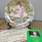 01 PRATO DE COLECIONADOR SÉRIE PARECE QUE FOI ONTEM "SEEMS LIKE YESTERDAY" "EM PORTUGUES PARECE QUE FOI ONTEM"" PRODUZIDA EM EDIÇÃO LIMITADA POR APENAS 10 DIAS DE DISTRIBUIÇÃO E LOGO FECHADO PARA SEMPRE. PRATO DE NUMERO 6219C .PLACA DE COLECIONADOR B0Y RUSTY MONEY ESSA PEÇA FOI AUTOGRAFADA À MÃO PELO ARTISTA NA EPOCA DE LANÇAMENTO DOS PRATOS NOS EUA EM 30/03/1983. APRESENTA UMA CENA IT"" DA RUSTY MONEY, 3ª EDIÇÃO. E FOI FABRICADO ENTRE 1980 E 1989. É PERFEITO PARA COLECIONADORES DE ITENS DECORATIVOS AMERICANOS, ESPECIALMENTE PARA AQUELES INTERESSADOS EM PRATOS DE COLECIONADOR. EMITIDO PELA RJ ERNST ENTERPRISES. ACOMPANHA O CERTIFICADO DE AUTENTICIDADE NA CAIXA ORIGINAL. COM 22 CM DE DIÂMETRO. PEÇA COMPRADA EM GARAGEM DE ANTIGUIDADES NOS EUA. “SUPORTE PARA PRATO NÃO INCLUÍDO NESTA VENDA.” . (NO ESTADO) ATENÇÃO! FAZER A VISITAÇÃO ANTES DE ARREMATAR, NÃO SABEMOS SE FUNCIONA, LEILÃO NÃO TEM GARANTIA E NEM DEVOLUÇÃO, SUJEITO A POSSÍVEIS AVARIAS VISÍVEIS/OCULTAS E/OU AUSÊNCIA DE COMPONENTES.