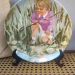 01 PRATO DECORATIVO 'PEQUENO PRÍNCIPE' - POR RUSTY MONEY - SEXTA EDIÇÃO DA SÉRIE "PARECE ONTEM" - PRODUZIDO EM EDIÇÃO LIMITADA POR APENAS DEZ DIAS DE QUEIMA E DEPOIS FECHADO PERMANENTEMENTE - NÚMERO DA PLACA 4119, COM CAIXA ORIGINAL E CERTIFICADO DE AUTENTICIDADE. MEDE 21,5 CM DE DIÂMETRO SUPORTE PARA PRATO NÃO INCLUÍDO NESTA VENDA. (NO ESTADO) ATENÇÃO! FAZER A VISITAÇÃO ANTES DE ARREMATAR, NÃO SABEMOS SE FUNCIONA, LEILÃO NÃO TEM GARANTIA E NEM DEVOLUÇÃO, SUJEITO A POSSÍVEIS AVARIAS VISÍVEIS/OCULTAS E/OU AUSÊNCIA DE COMPONENTES.