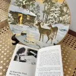 01 RARO  PRATO COLECIONÁVEL DE 1979 EDIÇÃO LIMITADA DE 5000 PEÇAS,PEÇA DE  529 DE 5000 PEÇAS LANÇADAS NA ÉPOCA DA SÉRIE "CHRISTMAS OF YESTERDAY" DE MARVIN NYE, CELEBRANDO O LENHADOR, NATAL DE ONTEM "CHRISTMAS CALL" DO ARTISTA MARVIN NYE, ANO DE 1979, NA CAIXA ORIGINAL, COLEÇÃO KERN. O PRATO ESTÁ EM EXCELENTES CONDIÇÕES. O PRATO ESTÁ NA CAIXA ORIGINAL DESDE A COMPRA. O TAMANHO DO PRATO É DE APROXIMADAMENTE 21 CM DE DIÂMETRO. O SUPORTE DO PRATO NÃO ESTÁ INCLUÍDO. ITEM COMPRADO EM GARAGENS DE ANTIGUIDADES NOS EUA. (NO ESTADO) ATENÇÃO! FAZER A VISITAÇÃO ANTES DE ARREMATAR, NÃO SABEMOS SE FUNCIONA, LEILÃO NÃO TEM GARANTIA E NEM DEVOLUÇÃO, SUJEITO A POSSÍVEIS AVARIAS VISÍVEIS/OCULTAS E/OU AUSÊNCIA DE COMPONENTES.