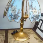 01 ABAJUR ANTIGO EM BRONZE COM 50 CM DE ALTURA. (NO ESTADO) ATENÇÃO! FAZER A VISITAÇÃO ANTES DE ARREMATAR, NÃO SABEMOS SE FUNCIONA, LEILÃO NÃO TEM GARANTIA E NEM DEVOLUÇÃO, SUJEITO A POSSÍVEIS AVARIAS VISÍVEIS/OCULTAS E/OU AUSÊNCIA DE COMPONENTES.