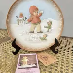 01 LINDO PRATO ENESCO BAS RELIEF DE 1993 DA COLEÇÃO MABEL LUCIE ATWELL EM BAIXO RELEVO PINTADO A MÃO EDIÇÃO LIMITADA, COM UM TEMA DE NATAL, DESIGN MULTICOLORIDO E PADRÃO DECORATIVO. FEITO DE CERÂMICA NA INDONÉSIA, COM 21 CM DE DIÂMETRO  PEÇA VINTAGE DO FINAL DO SÉCULO XX. A MARCA ENESCO É CONHECIDA POR SEUS PRATOS DE COLECIONADOR, E ESTE ITEM EM PARTICULAR FAZ PARTE DA FRANQUIA MABEL LUCIE ATWELL, ITEM RARO COM TODOS OS DOCUMENTOS, COMPRADO EM GARAGEM DE ANTIGUIDADES NOS EUA.SUPORTE PARA PRATO NÃO INCLUÍDO NESTA VENDA. (NO ESTADO) ATENÇÃO! FAZER A VISITAÇÃO ANTES DE ARREMATAR, NÃO SABEMOS SE FUNCIONA, LEILÃO NÃO TEM GARANTIA E NEM DEVOLUÇÃO, SUJEITO A POSSÍVEIS AVARIAS VISÍVEIS/OCULTAS E/OU AUSÊNCIA DE COMPONENTES.