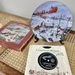 01 RARO PRATO DE NATAL COUNTRY LOWELL DAVIS DE 1985, LANÇADO NOS EUA COM APENAS 7,500 PRATOS LANÇADOS  ESSE PRATO E O NÚMERO 119 DE 7500 DA TIRAGEM COM 21,5 CM DE DIÂMETRO. COM CAIXA E CERTIFICADO DE AUTENTICIDADE E ACOMPANHA LP DO MESMO. BELA PEÇA E RARA. ITEM COMPRADO EM GARAGENS DE ANTIGUIDADES NOS EUA.SUPORTE PARA PRATO NÃO INCLUÍDO NESTA VENDA. (NO ESTADO) ATENÇÃO! FAZER A VISITAÇÃO ANTES DE ARREMATAR, NÃO SABEMOS SE FUNCIONA, LEILÃO NÃO TEM GARANTIA E NEM DEVOLUÇÃO, SUJEITO A POSSÍVEIS AVARIAS VISÍVEIS/OCULTAS E/OU AUSÊNCIA DE COMPONENTES.