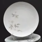 01 PRATOS JAPONESES DA FAMOSA MARCA JAPONESA NORITAKE  PORCELANA JAPONESA  SÃO  12  PRATOS DE DECORAÇÃO POLICROMA COM MOTIVO FLORAL SOBRE FUNDO BRANCO. BORDA COM FRISO PRATEADO. DIÂMETRO 27 CM DE DIAMETRO.SUPORTE PARA PRATO NÃO INCLUÍDO NESTA VENDA. (NO ESTADO) ATENÇÃO! FAZER A VISITAÇÃO ANTES DE ARREMATAR, NÃO SABEMOS SE FUNCIONA, LEILÃO NÃO TEM GARANTIA E NEM DEVOLUÇÃO, SUJEITO A POSSÍVEIS AVARIAS VISÍVEIS/OCULTAS E/OU AUSÊNCIA DE COMPONENTES.