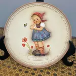 01 RARO PRATO DE PORCELANA LINDAMENTE TRABALHADO DA FAMOSA M.J. HUMMEL GOEBEL APRESENTA UM FORMATO REDONDO E DESIGN MULTICOLORIDO, PERFEITO PARA TODAS AS OCASIÕES E ESTILOS DE DECORAÇÃO. É UM ITEM DE COLECIONADOR DA SEGUNDA EDIÇÃO DO PRATO VALENTINE JOY, GRAVADO COM DETALHES INTRINCADOS E FABRICADO NA ALEMANHA NA DÉCADA DE 1980.TERCEIRA EDIÇÃO DE UMA SÉRIE DE QUATRO PRATOS LANÇADOS PEÇA ÚNICA DA CULTURA ALEMÃ E VEM DA FRANQUIA GOEBEL, COM 16 CM DE DIÂMETROUMA MARCA RENOMADA NO SETOR DE COLECIONÁVEIS ​​DECORATIVOS. LANÇADA SOMENTE PARA MEMBROS DO CLUBE DE COLECIONADORES GOEBEL. ITEM COMPRADO EM GARAGENS DE ANTIGUIDADES NOS EUA.SUPORTE PARA PRATO NÃO INCLUÍDO NESTA VENDA. (NO ESTADO) ATENÇÃO! FAZER A VISITAÇÃO ANTES DE ARREMATAR, NÃO SABEMOS SE FUNCIONA, LEILÃO NÃO TEM GARANTIA E NEM DEVOLUÇÃO, SUJEITO A POSSÍVEIS AVARIAS VISÍVEIS/OCULTAS E/OU AUSÊNCIA DE COMPONENTES.