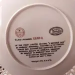 01 RARO PRATO DA PRIMEIRA EDIÇÃO LIMITADA DE NORMAN ROCKWELL KNOWLES MOTHER'S DAY 1976 COLLECTOR PLATE A MOTHER’S LOVE. PRATO DE COLECIONADOR NORMAN ROCKWELL KNOWLES PARA O DIA DAS MÃES DE 1976, "A MOTHER'S LOVE" " EM PORTUGUES AMOR DE MÃE" NÚMERO DO PRATO: 2258-A. COM 21,5 CM DE DIÂMETRO  LANÇADO EM 7 MAIO DE  1976.E LOGO FOI FECHADO A FABRICAÇÃO DA MESMA. EM EXCELENTE ESTADO, POSSUI A CAIXA ORIGINAL E OS DOCUMENTOS. O SUPORTE DO PRATO NÃO ESTÁ INCLUÍDO. PEÇA COMPRADA EM GARAGEM DE ANTIGUIDADES NOS EUA. SUPORTE PARA PRATO NÃO INCLUÍDO NESTA VENDA. (NO ESTADO) ATENÇÃO! FAZER A VISITAÇÃO ANTES DE ARREMATAR, NÃO SABEMOS SE FUNCIONA, LEILÃO NÃO TEM GARANTIA E NEM DEVOLUÇÃO, SUJEITO A POSSÍVEIS AVARIAS VISÍVEIS/OCULTAS E/OU AUSÊNCIA DE COMPONENTES.