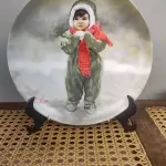 01 RARO PRATO DE COLECIONADOR... INTITULADA "ANJO DO INVERNO"... ESTA É A PLACA NÚMERO 1592J... TERCEIRA PLACA DA COLEÇÃO MARAVILHAS DA INFÂNCIA DO AMADO PINTOR INFANTIL AMERICANO, DONALD ZOLAN  FEITA DURANTE UM PERÍODO DE QUEIMA DE 22 DIAS NO ANO DE 1984. COM DIREITOS AUTORAIS DE PEMBERTON & OAKES, 1984. COM CAIXA FOLHETO E  CERTIFICADO DE AUTENTICIDADE (COA) INCLUSOS NESTE ITEM. MEDE APROXIMADAMENTE 21 CM DE DIÂMETRO.COMPRADAS EM LOJAS DE ANTIGUIDADES DOS EUA.O SUPORTE DO PRATO NÃO ESTÁ INCLUÍDO. (NO ESTADO) ATENÇÃO! FAZER A VISITAÇÃO ANTES DE ARREMATAR, NÃO SABEMOS SE FUNCIONA, LEILÃO NÃO TEM GARANTIA E NEM DEVOLUÇÃO, SUJEITO A POSSÍVEIS AVARIAS VISÍVEIS/OCULTAS E/OU AUSÊNCIA DE COMPONENTES.