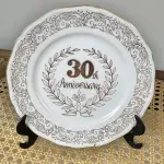 01 PRATO COMEMORAÇÃO DE ANIVERSÁRIO 30 ANOS COM 19 CM DE DIÂMETRO  BORDAS A BANHO A OURO IMPORTADO JAPÃO, SUPORTE DO PRATO NÃO ESTÁ INCLUÍDO. ITEM COMPRADO EM GARAGENS DE ANTIGUIDADES NOS EUA. (NO ESTADO) ATENÇÃO! FAZER A VISITAÇÃO ANTES DE ARREMATAR, NÃO SABEMOS SE FUNCIONA, LEILÃO NÃO TEM GARANTIA E NEM DEVOLUÇÃO, SUJEITO A POSSÍVEIS AVARIAS VISÍVEIS/OCULTAS E/OU AUSÊNCIA DE COMPONENTES.