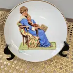 01 PRATO DE COLECIONADOR INTITULADO "HORA DE DORMIR" É INSPIRADO NA OBRA DE NORMAN ROCKWELL E FAZ PARTE DA MARCA MUSEUM COLLECTIONS INC. APRESENTA UM DESIGN CHARMOSO QUE RETRATA A ROTINA DA HORA DE DORMIR DE UMA CRIANÇA, COM UM TOQUE VINTAGE QUE O TORNA PERFEITO PARA TODAS AS OCASIÕES. O PRATO TEM 16 CM DE DIÂMETRO. ESTE ITEM FOI FABRICADO NO JAPÃO DURANTE A DÉCADA DE 1980 E É UM ÓTIMO COMPLEMENTO PARA QUALQUER COLEÇÃO DE ITENS DECORATIVOS COLECIONÁVEIS. O TEMA DO PRATO É A HORA DE DORMIR, E É PERFEITO PARA QUEM APRECIA A CULTURA AMERICANA E ITENS VINTAGE. SUPORTE DO PRATO NÃO ESTÁ INCLUÍDO. ITEM COMPRADO EM GARAGENS DE ANTIGUIDADES NOS EUA. (NO ESTADO) ATENÇÃO! FAZER A VISITAÇÃO ANTES DE ARREMATAR, NÃO SABEMOS SE FUNCIONA, LEILÃO NÃO TEM GARANTIA E NEM DEVOLUÇÃO, SUJEITO A POSSÍVEIS AVARIAS VISÍVEIS/OCULTAS E/OU AUSÊNCIA DE COMPONENTES.