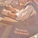 01 PRATO DE COLECIONADOR  "O CONSTRUTOR DE NAVIOS "THE SHIP BUILDER " DA ROYAL EATON NORMAN ROCKWELL, PRATO NUMERADO 11387 A PRATO NORMAN ROCKWELL DE 1980 "O CONSTRUTOR DE NAVIOS. EDIÇÃO LIMITADA  COM 21,5 CM DE DIÂMETRO, MULTICOLORIDO, COM DETALHES EM OURO 22 QUILATES. REPRESENTA UM VELHO E UM MENINO COM SEU CACHORRO OLHANDO PARA O MAR. SUPORTE DO PRATO NÃO ESTÁ INCLUÍDO. ITEM COMPRADO EM GARAGENS DE ANTIGUIDADES NOS EUA. (NO ESTADO) ATENÇÃO! FAZER A VISITAÇÃO ANTES DE ARREMATAR, NÃO SABEMOS SE FUNCIONA, LEILÃO NÃO TEM GARANTIA E NEM DEVOLUÇÃO, SUJEITO A POSSÍVEIS AVARIAS VISÍVEIS/OCULTAS E/OU AUSÊNCIA DE COMPONENTES.