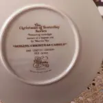 01 SÉRIE NATAL DE CINTILANTES APRESENTANDO CENAS NOSTÁLGICAS DE UMA ERA PASSADA POR MARVIN CANTAR CANÇOES  DE NATAL RGING EDIÇÃO LIMITADA DE 1981 PRATO DE NUMERO 382/5000 SOLUCIONÁVEIS FEITO NOS EUA COLECIONÁVEIS OKERN 1981,PRATO COLECIONÁVEL DE 20 CM APRESENTA O NATAL DE ONTEM DA KERN EM UMA LINDA COR VERMELHA E É FEITO DE CERÂMICA E PORCELANA. É UMA PEÇA PÓS-1940 E INCLUI O ICÔNICO DESIGN DE CANÇÕES NATALINAS CANTADAS. ESTE ITEM É PERFEITO PARA QUALQUER COLECIONADOR OU FÃ DE DECORAÇÃO VINTAGE.EM EXCELENTE ESTADO, POSSUI A CAIXA ORIGINAL E OS DOCUMENTOS. O SUPORTE DO PRATO NÃO ESTÁ INCLUÍDO. PEÇA COMPRADA EM GARAGEM DE ANTIGUIDADES NOS EUA. SUPORTE PARA PRATO NÃO INCLUÍDO NESTA VENDA. (NO ESTADO) ATENÇÃO! FAZER A VISITAÇÃO ANTES DE ARREMATAR, NÃO SABEMOS SE FUNCIONA, LEILÃO NÃO TEM GARANTIA E NEM DEVOLUÇÃO, SUJEITO A POSSÍVEIS AVARIAS VISÍVEIS/OCULTAS E/OU AUSÊNCIA DE COMPONENTES.