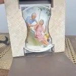 01 PRATO DOS AVÓS CSATARI" PRATO DE COLECIONADOR KNOWLES * JOSEPH CSATARI MAIS ANTIGO DE EDWIN M. NÚMERO DA PLACA 12672 COM 21 CM DE DIAMETRO. ÚNICA EDIÇÃO DE "THE SWINGER", " EM PORTUGUES UMA OBRA ORIGINAL DE JOSEPH CSATARI, PINTADA EXCLUSIVAMENTE PARA A QUARTA EDIÇÃO DA SÉRIE CSATARI GRANDPARENT E FEITA RIGOROSAMENTE SEGUNDO OS PADRÕES TRADICIONAIS DE KNOWLES, O NOME MAIS ANTIGO DA AMÉRICA EM PORCELANA FINA, EM UMA ÚNICA EDIÇÃO LIMITADA E FECHADA PARA SEMPRE A CEM DIAS DE QUEIMA DE ESTOQUE . BRADEN NO. 84-K-41-4.4.COM CAIXA E CERTIFICADO E FOLHETOS  ORIGINAIS.PEÇA COMPRADA EM GARAGEM DE ANTIGUIDADES NOS EUA. SUPORTE PARA PRATO NÃO INCLUÍDO NESTA VENDA. (NO ESTADO) ATENÇÃO! FAZER A VISITAÇÃO ANTES DE ARREMATAR, NÃO SABEMOS SE FUNCIONA, LEILÃO NÃO TEM GARANTIA E NEM DEVOLUÇÃO, SUJEITO A POSSÍVEIS AVARIAS VISÍVEIS/OCULTAS E/OU AUSÊNCIA DE COMPONENTES.