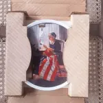 01 PRATO COLECIONÁVEL DE NORMAN ROCKWELL DA DÉCADA DE 1980. O MAIS GRANDE 1854 KNOWLES PLACA NÚMERO 14010 B DA PRIMEIRA EDIÇÃO LIMITADA, "A MOTHER'S PRIDE NORMAN ROCKWELL", "EM PORTUGUES  ORGULHO DE UMA MÃE "A QUINTA DE UMA SÉRIE ANUAL PARA O DIA DAS MÃES. CERTIFICADA PELA ROCKWELL SOCIET MERICA. FEITA EM EDIÇÃO LIMITADA PERMANENTEMENTE EM 9 DE MAIO DE 1980, POR KNOWLES, A EMPRESA MAIS ANTIGA DA AMÉRICA EM PORCELANA FINA. SOCIEDADE DE PFICIAR COPYRIGHT 1980 R.S.OF A. NÚMERO DO IRMÃO: 84-70-2.6.EM EXCELENTE ESTADO, POSSUI A CAIXA ORIGINAL E OS DOCUMENTOS. O SUPORTE DO PRATO NÃO ESTÁ INCLUÍDO. PEÇA COMPRADA EM GARAGEM DE ANTIGUIDADES NOS EUA. SUPORTE PARA PRATO NÃO INCLUÍDO NESTA VENDA. (NO ESTADO) ATENÇÃO! FAZER A VISITAÇÃO ANTES DE ARREMATAR, NÃO SABEMOS SE FUNCIONA, LEILÃO NÃO TEM GARANTIA E NEM DEVOLUÇÃO, SUJEITO A POSSÍVEIS AVARIAS VISÍVEIS/OCULTAS E/OU AUSÊNCIA DE COMPONENTES.