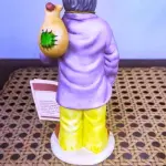 01 ESTATUETA DE PALHAÇO DE CERÂMICA VINTAGE DA COLEÇÃO FLAMBRO DE EMMETT KELLY JR,ESTILO HOBO, COM ALÇA OU ALÇA. ETIQUETA ORIGINAL. EXCELENTE ESTADO, SEM LASCAS, RACHADURAS EM ÓTIMO ESTADO PEÇA RARA ITEM LANÇADOS ANOS 90 NOS EUA  CM DE ALTURA E UMA BASE DE 15 ​​CM. COM  SUA ASSINATURA NA PARTE INFERIOR JUNTO COM "EXCLUSIVAMENTE DA FLAMBRO EMPRESA FAMOSA NOS EUA DECADA DE 90, COMPRADAS EM LOJAS DE ANTIGUIDADES DOS EUA. (NO ESTADO) ATENÇÃO! FAZER A VISITAÇÃO ANTES DE ARREMATAR, NÃO SABEMOS SE FUNCIONA, LEILÃO NÃO TEM GARANTIA E NEM DEVOLUÇÃO, SUJEITO A POSSÍVEIS AVARIAS VISÍVEIS/OCULTAS E/OU AUSÊNCIA DE COMPONENTES.