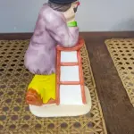 01 ESTATUETA DE PALHAÇO DE CERÂMICA VINTAGE DA COLEÇÃO FLAMBRO DE EMMETT KELLY JR. PAÍS/REGIÃO DE FABRICAÇÃO TAIWAN. ESTA ESTATUETA DO EMMETT KELLY JR. APRESENTA UM PALHAÇO SEGURANDO O ROSTO ENTRE AS MÃOS. ORIGINAL. EXCELENTE ESTADO, SEM LASCAS, RACHADURAS EM ÓTIMO ESTADO PEÇA RARA ITEM LANÇADOS ANOS 90 NOS EUA  CM DE ALTURA E UMA BASE DE 15 ​​CM. COM  SUA ASSINATURA NA PARTE INFERIOR JUNTO COM "EXCLUSIVAMENTE DA FLAMBRO EMPRESA FAMOSA NOS EUA DECADA DE 90, COMPRADAS EM LOJAS DE ANTIGUIDADES DOS EUA. (NO ESTADO) ATENÇÃO! FAZER A VISITAÇÃO ANTES DE ARREMATAR, NÃO SABEMOS SE FUNCIONA, LEILÃO NÃO TEM GARANTIA E NEM DEVOLUÇÃO, SUJEITO A POSSÍVEIS AVARIAS VISÍVEIS/OCULTAS E/OU AUSÊNCIA DE COMPONENTES.