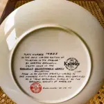 01 LINDO PRATO VINTAGE NORMAN ROCKWELL,NORMAN ROCKWELL, "FLIRTING IN THE PARLOUR" MULHERES REDESCOBERTAS,POR NORMAN ROCKWELL,OITAVA EDIÇÃO DA COLEÇÃO REDISCOVERED WOMEN DA ROCKWELL, 1983 NA CAIXA ORIGINAL COM CERTIFICADO DE AUTENTICIDADE,FOLHETOS E DOCUMENTOS DA ÉPOCA. NÚMERO DO PRATO 1443I DE EDWIN KNOWLES NÚMERO BREITAX 84- R70 4-8. COM 21,5 CM DE DIÂMETRO, COMPRADO E, 23/07/1983. O SUPORTE DO PRATO NÃO ESTÁ INCLUÍDO. PEÇA COMPRADA EM GARAGEM DE ANTIGUIDADES NOS EUA. COM CAIXA E CERTIFICADO DE AUTENTICIDADE ORIGINAL. SUPORTE PARA PRATO NÃO INCLUÍDO NESTA VENDA. (NO ESTADO) ATENÇÃO! FAZER A VISITAÇÃO ANTES DE ARREMATAR, NÃO SABEMOS SE FUNCIONA, LEILÃO NÃO TEM GARANTIA E NEM DEVOLUÇÃO, SUJEITO A POSSÍVEIS AVARIAS VISÍVEIS/OCULTAS E/OU AUSÊNCIA DE COMPONENTES.