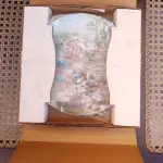 01 PRATO DE COLECIONADOR VINTAGE DE 1981, EDIÇÃO LIMITADA, "STOP AND SMELL THE ROSES",EM PORTUGUES "PARE E SINTA O CHEIRO DAS ROSAS" DA RUSTY MONEY A PRIMEIRA EDIÇÃO DA SÉRIE "SEEMS LIKE YESTERDAY". ASSINADO PELO ARTISTA RUSTY MONEY. MEDE 21 CM DE DIÂMETRO. PRIMEIRA EDIÇÃO, EDIÇÃO LIMITADA, POR APENAS 10 DIAS DE PRODUÇÃO E VENDAS , E DEPOIS FECHADA DEFINITIVAMENTE PARA SEMPRE. PLACA NÚMERO 3567AA COM CERTIFICAÇÃO DE AUTENTICIDADE, E CAIXA ORIGINAL DA EPOCA.PEÇA COMPRADA EM GARAGEM DE ANTIGUIDADES NOS EUA. SUPORTE PARA PRATO NÃO INCLUÍDO NESTA VENDA. (NO ESTADO) ATENÇÃO! FAZER A VISITAÇÃO ANTES DE ARREMATAR, NÃO SABEMOS SE FUNCIONA, LEILÃO NÃO TEM GARANTIA E NEM DEVOLUÇÃO, SUJEITO A POSSÍVEIS AVARIAS VISÍVEIS/OCULTAS E/OU AUSÊNCIA DE COMPONENTES.