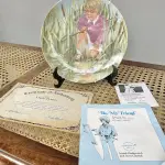 01 PRATO DECORATIVO 'PEQUENO PRÍNCIPE' - POR RUSTY MONEY - SEXTA EDIÇÃO DA SÉRIE "PARECE ONTEM" - PRODUZIDO EM EDIÇÃO LIMITADA POR APENAS DEZ DIAS DE QUEIMA E DEPOIS FECHADO PERMANENTEMENTE - NÚMERO DA PLACA 4874, COM CAIXA ORIGINAL E CERTIFICADO DE AUTENTICIDADE. MEDE 21,5 CM DE DIÂMETRO SUPORTE PARA PRATO NÃO INCLUÍDO NESTA VENDA. (NO ESTADO) ATENÇÃO! FAZER A VISITAÇÃO ANTES DE ARREMATAR, NÃO SABEMOS SE FUNCIONA, LEILÃO NÃO TEM GARANTIA E NEM DEVOLUÇÃO, SUJEITO A POSSÍVEIS AVARIAS VISÍVEIS/OCULTAS E/OU AUSÊNCIA DE COMPONENTES.