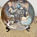 01 PRATO VINTAGE NORMAN ROCKWELL DE 1984. INTITULA-SE "THE STORYTELLER" (O CONTADOR DE HISTÓRIAS). É FEITO EM PORCELANA FINA KNOWLES. É O OITAVO DA COLEÇÃO ROCKWELL HERITAGE. FABRICADO EM EDIÇÃO LIMITADA, PERMANENTEMENTE FECHADO EM 1984 PELA KNOWLES E CERTIFICADO COMO UM "VERDADEIRO CLÁSSICO ROCKWELL" PELA ROCKWELL SOCIETY OF AMERICA. É MARCADO COM O NÚMERO BRADEX 84-R70-3.8. É MARCADO COM O NÚMERO DE PLACA C 8167O.SUPORTE DO PRATO NÃO ESTÁ INCLUÍDO. ITEM COMPRADO EM GARAGENS DE ANTIGUIDADES NOS EUA. (NO ESTADO) ATENÇÃO! FAZER A VISITAÇÃO ANTES DE ARREMATAR, NÃO SABEMOS SE FUNCIONA, LEILÃO NÃO TEM GARANTIA E NEM DEVOLUÇÃO, SUJEITO A POSSÍVEIS AVARIAS VISÍVEIS/OCULTAS E/OU AUSÊNCIA DE COMPONENTES.