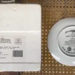 01 PRATO DE PORCELANA VINTAGE BRADFORD EXCHANGE DE 1995, COLECIONADOR, COMO NOVO, SISTERS ARE BLOSSOMS, KINDRED MOMENTS,NUMERADO 2344 A. ESTE BELO PRATO DE COLECIONADOR INTITULADO "SISTERS ARE BLOSSOMS" DE CHANTAL POULIN É UMA PEÇA DE ÉPOCA DO FINAL DO SÉCULO XX. FEITO DE PORCELANA COM UM DESIGN MULTICOLORIDO, ESTE PRATO É UM COMPLEMENTO PERFEITO PARA QUALQUER COLEÇÃO DECORATIVA. O PRATO FOI PRODUZIDO COM TÉCNICAS DE CERÂMICA NOS ESTADOS UNIDOS E É VINTAGE, SEM MODIFICAÇÕES. A BRADFORD EXCHANGE PRODUZIU ESTE PRATO COM UM ESTILO DE PRODUÇÃO DE CERÂMICA ARTÍSTICA. ESTE PRATO É PERFEITO PARA COLECIONADORES DE ITENS DECORATIVOS E É UM ITEM ESSENCIAL PARA QUEM APRECIA A BELEZA DE PRATOS VINTAGE. CAIXA ORIGINAL E CERTIFICADO DE AUTENTICIDADE DA PEÇA  O PRATO MEDE 21,5 CM DE DIÂMETRO.   ITEM COMPRADO EM GARAGENS DE ANTIGUIDADES NOS EUA.SUPORTE PARA PRATO NÃO INCLUÍDO NESTA VENDA. (NO ESTADO) ATENÇÃO! FAZER A VISITAÇÃO ANTES DE ARREMATAR, NÃO SABEMOS SE FUNCIONA, LEILÃO NÃO TEM GARANTIA E NEM DEVOLUÇÃO, SUJEITO A POSSÍVEIS AVARIAS VISÍVEIS/OCULTAS E/OU AUSÊNCIA DE COMPONENTES.