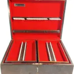 01 ANTIGA CAIXA FAQUEIROS ARTE DÉCOR. ANOS 50, EM MADEIRA NOBRE, INTERIOR COM FORRAÇÃO EM TECIDO AVELUDADO. ACOMPANHA CHAVE. COM 18X55X42 CM. SEM CUPIM PRECISA APENAS DE UMA LIMPEZA, POIS FOI EMBALADA COM FITA MARCAS DAS FOTOS SAI FÁCIL