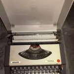 01 MÁQUINA DE ESCREVER ANTIGA OLIVETT  TROPICAL. (NO ESTADO) ATENÇÃO! FAZER A VISITAÇÃO ANTES DE ARREMATAR, NÃO SABEMOS SE FUNCIONA, LEILÃO NÃO TEM GARANTIA E NEM DEVOLUÇÃO, SUJEITO A POSSÍVEIS AVARIAS VISÍVEIS/OCULTAS E/OU AUSÊNCIA DE COMPONENTES.