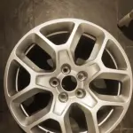 01 RODA  ARO 17 ORIGINAL JEEP RENEGADE SEM USO NOVA. (NO ESTADO) ATENÇÃO! FAZER A VISITAÇÃO ANTES DE ARREMATAR, NÃO SABEMOS SE FUNCIONA, LEILÃO NÃO TEM GARANTIA E NEM DEVOLUÇÃO, SUJEITO A POSSÍVEIS AVARIAS VISÍVEIS/OCULTAS E/OU AUSÊNCIA DE COMPONENTES.